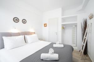 A bed or beds in a room at Anemomiloi Studios