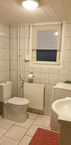 HeelにあるChalet J151のトイレと洗面台を備えた白いバスルーム +13枚の写真