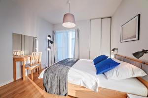 Giường trong phòng chung tại Warta Riverside & Old Town Luxury Residence