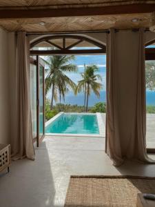 La alberca dentro o cerca de Native Villa with Pool at Kalumo Lodge