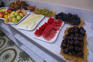 un buffet con diferentes tipos de frutas en una mesa en Caravan plaza Hotel, en Bukhara