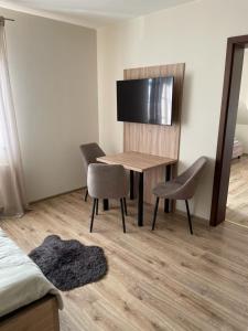TV a/nebo společenská místnost v ubytování Pokoje i apartamenty nad Letniskową