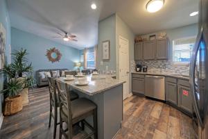 Dapur atau dapur kecil di Stylish 2BR Coastal Getaway w Pool Prime Location Lazy Fun