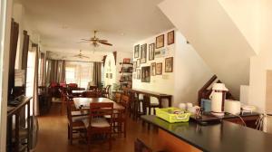 a dining room with a table and chairs at Tahnboon-ทานบุณ in Ban Mae