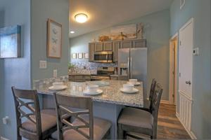 Dapur atau dapur kecil di Stylish 2BR Coastal Getaway w Pool Prime Location Lazy Fun