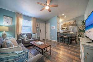 Dapur atau dapur kecil di Stylish 2BR Coastal Getaway w Pool Prime Location Lazy Fun