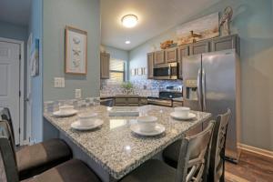 Dapur atau dapur kecil di Stylish 2BR Coastal Getaway w Pool Prime Location Lazy Fun