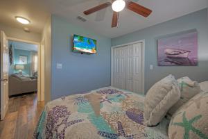 Katil atau katil-katil dalam bilik di Stylish 2BR Coastal Getaway w Pool Prime Location Lazy Fun