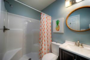 Bilik mandi di Stylish 2BR Coastal Getaway w Pool Prime Location Lazy Fun