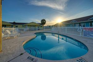 Kolam renang di atau dekat dengan Stylish 2BR Coastal Getaway w Pool Prime Location Lazy Fun