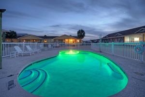 Kolam renang di atau dekat dengan Stylish 2BR Coastal Getaway w Pool Prime Location Lazy Fun