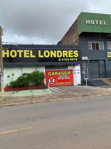 a hotel londonires sign on the side of a building at Hotel Londres - taguatinga in Brasilia