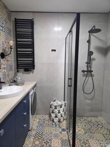 Et badeværelse på Apartament Marynarska + 5 billeder