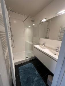 Un baño con ducha, lavabo y bañera. en Vakantiewoning Den Landman, en Nieuwpoort