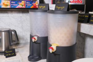 Příslušenství pro přípravu čaje a kávy v ubytování Stargaze Forum Hotel Düsseldorf-Hilden