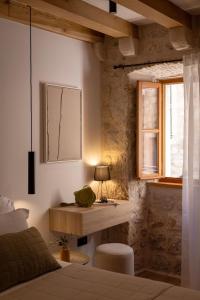ein Schlafzimmer mit Bett, Schreibtisch und Fenster in der Unterkunft Old Town Olive luxury room for 2 in Dubrovnik