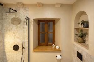 ein Bad mit einer Dusche und einem Holzfenster in der Unterkunft Old Town Olive luxury room for 2 in Dubrovnik