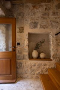eine Steinmauer mit zwei Vasen auf einem Regal in der Unterkunft Old Town Olive luxury room for 2 in Dubrovnik + 4 Fotos