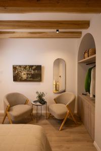 2 Stühle und ein Tisch in einem Schlafzimmer in der Unterkunft Old Town Olive luxury room for 2 in Dubrovnik