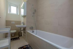 Koupelna v ubytování KAYA Zurich Apartment 1B - Deluxe 2BR Downtown Apt