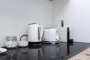 Příslušenství pro přípravu čaje a kávy v ubytování KAYA Zurich Apartment 1B - Deluxe 2BR Downtown Apt
