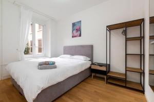Postel nebo postele na pokoji v ubytování KAYA Zurich Apartment 1B - Deluxe 2BR Downtown Apt