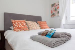 Postel nebo postele na pokoji v ubytování KAYA Zurich Apartment 1B - Deluxe 2BR Downtown Apt