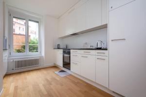 Kuchyň nebo kuchyňský kout v ubytování KAYA Zurich Apartment 1B - Deluxe 2BR Downtown Apt