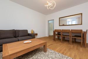 Posezení v ubytování KAYA Zurich Apartment 1B - Deluxe 2BR Downtown Apt