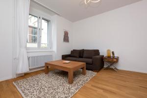 Posezení v ubytování KAYA Zurich Apartment 1B - Deluxe 2BR Downtown Apt