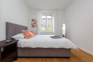 Postel nebo postele na pokoji v ubytování KAYA Zurich Apartment 1B - Deluxe 2BR Downtown Apt