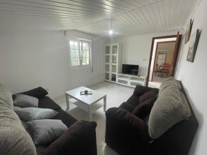 a living room with a couch and a table at Lar Etxea O Barqueiro in O Barqueiro