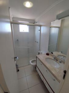 un bagno con doccia, lavandino e WC di Encanto nas Alturas: Acomode-se no Elegante Edifício Arnoldo Werner em Balneário Camboriú a Balneário Camboriú Altre 28 foto