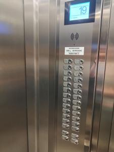 un blocco di una macchina con pannello di controllo di Encanto nas Alturas: Acomode-se no Elegante Edifício Arnoldo Werner em Balneário Camboriú a Balneário Camboriú