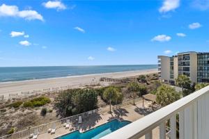 帕瓦雷斯岛Beautiful Views 3 Bedroom 4th Floor Oceanfront的从公寓阳台上欣赏海滩景色