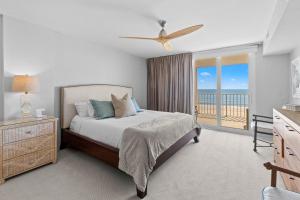 帕瓦雷斯岛Beautiful Views 3 Bedroom 4th Floor Oceanfront的一间带床的卧室，可欣赏海景