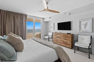 帕瓦雷斯岛Beautiful Views 3 Bedroom 4th Floor Oceanfront的一间带大床和电视的卧室