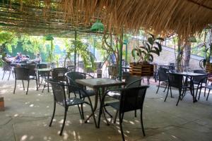 een groep tafels en stoelen in een restaurant bij The Magic Sponge in Kampot