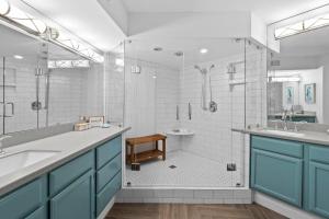 帕瓦雷斯岛Beautiful Views 3 Bedroom 4th Floor Oceanfront的配有蓝色橱柜、淋浴和水槽的浴室 更多22张照片