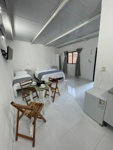 カアクペにあるHospedaje Tolaのベッドとテーブルと椅子のある部屋