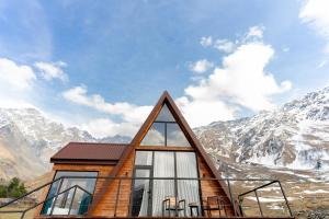 una casa in montagna con vista di Vista cottage a Kazbegi