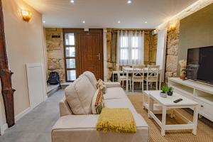 Una sala de estar con un sofá y un televisor. en Alameda de Santo Domingo, en Tui