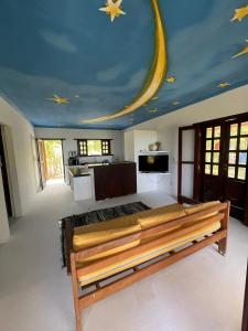 un soggiorno con soffitto a mezzaluna di Chalé aconchegante na Praia do Espelho-Trancoso a Praia do Espelho