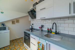 Kuchyň nebo kuchyňský kout v ubytování Deniz Loft Fethiye
