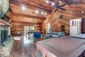 Χώρος καθιστικού στο Waterfront Cabin on 32 Acres in Leesburg!