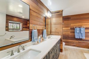 Ένα μπάνιο στο Waterfront Cabin on 32 Acres in Leesburg! +32 φωτογραφίες