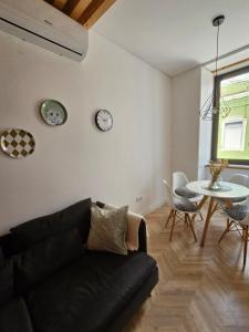 a living room with a couch and a table at City Center Terrace in Faro
