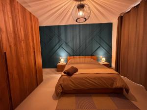 Postel nebo postele na pokoji v ubytování Steps from the Seafront - Good vibes only!