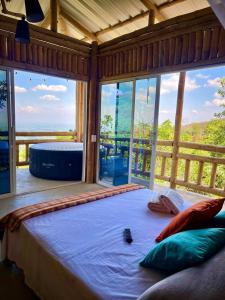 FloridaにあるParaiso Escondido glampingのベッドルーム1室(窓の前に大型ベッド1台付)