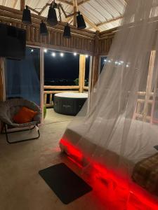 FloridaにあるParaiso Escondido glampingのベッドルーム(蚊帳付きのベッド付) +9枚の写真